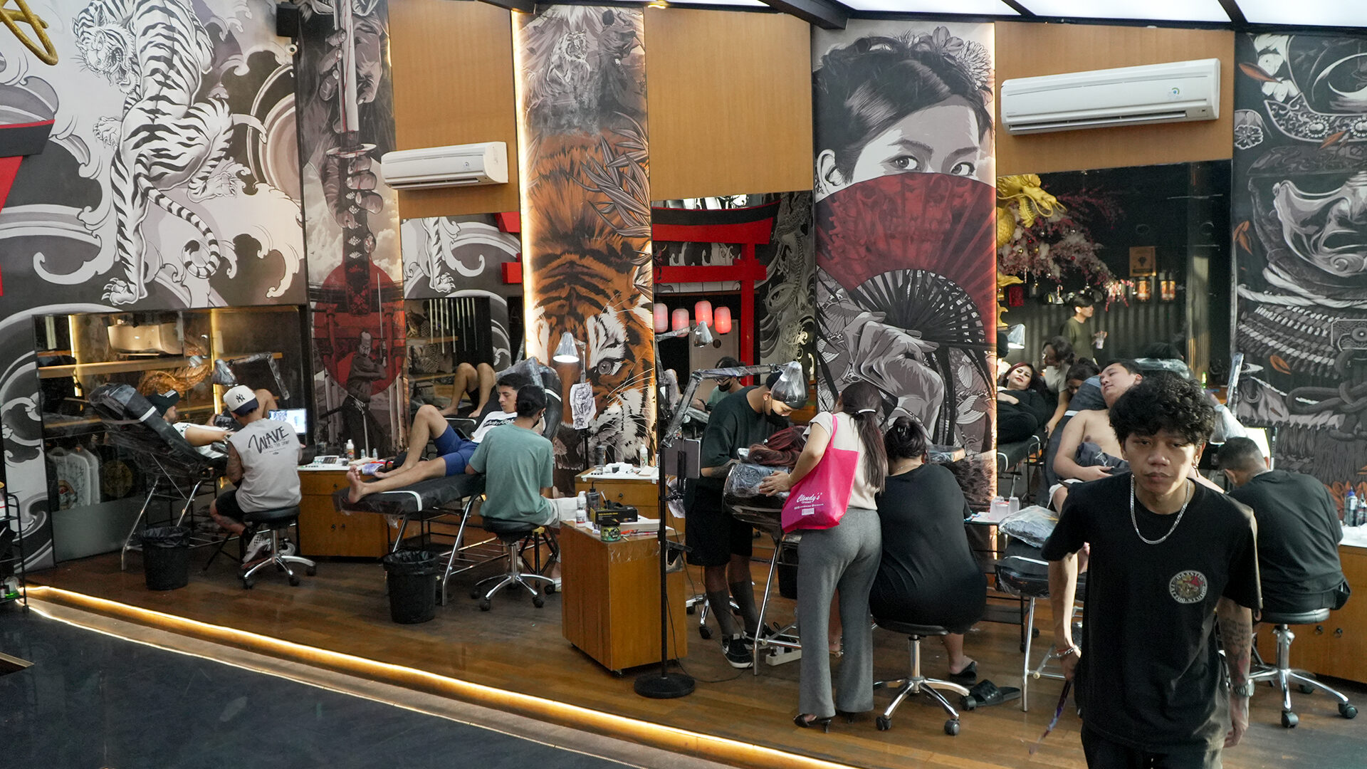 How Professional Artists Help Clients Choose the Right Tattoo
